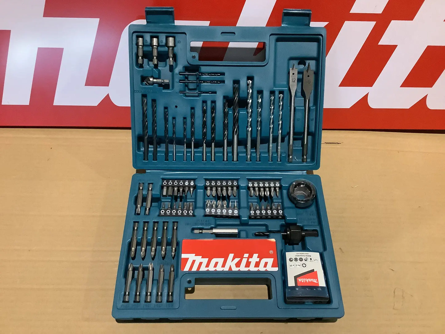 Makita tilbehørs sett . Bits, borr og div.