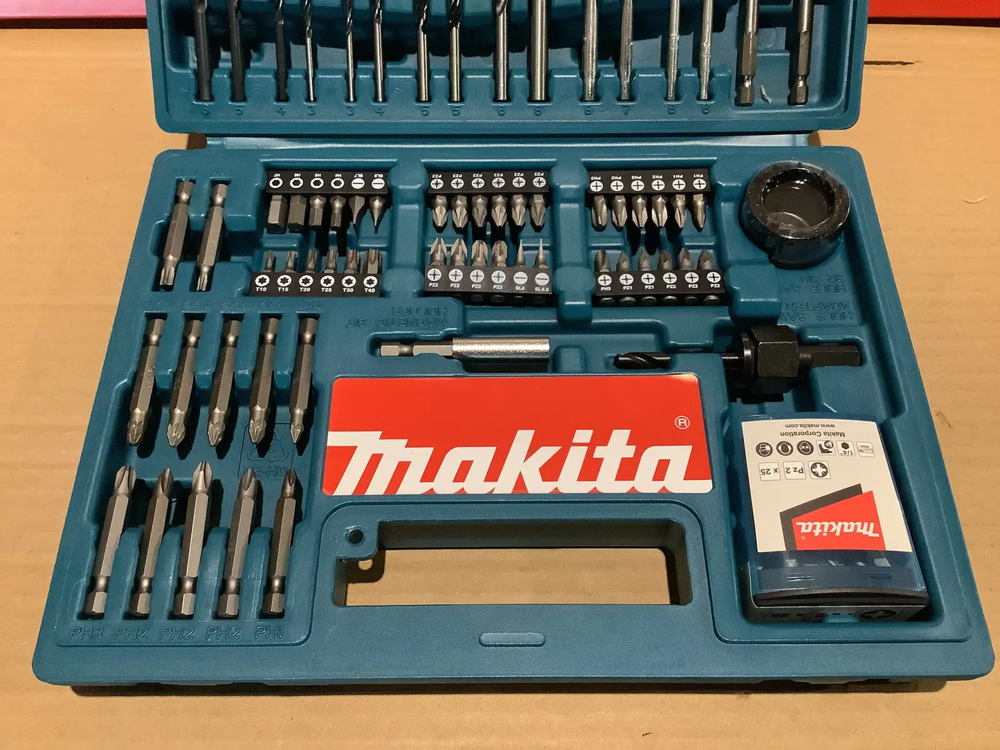 Makita tilbehørs sett . Bits, borr og div.