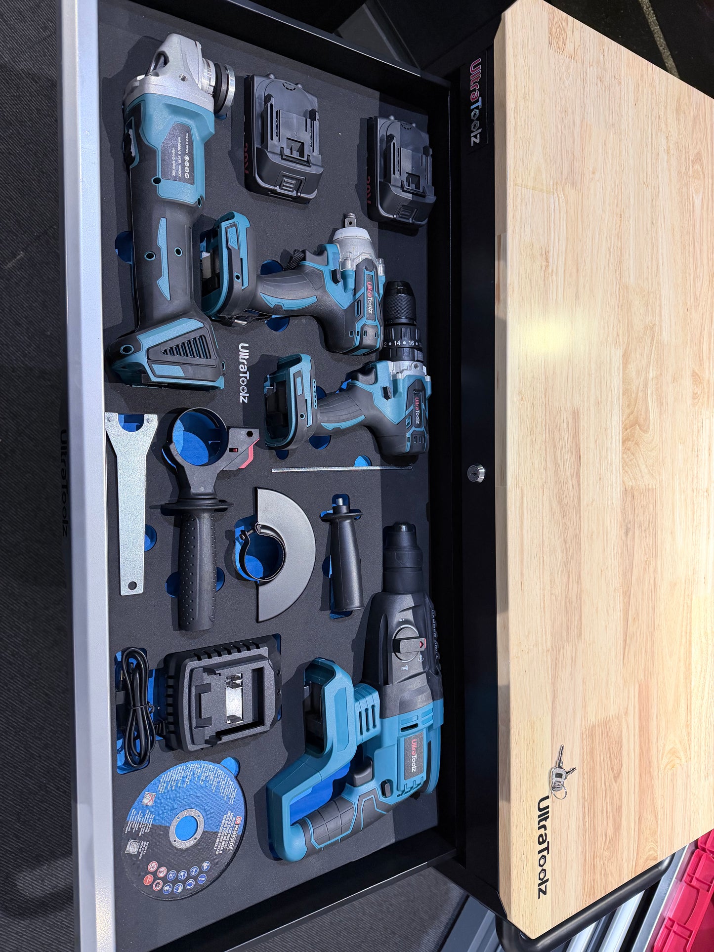 ULTRATOOLZ  7 XXXL VERKTØYVOGN INKLUDERT BATTERI VERKTØY